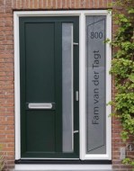 Raamfolie verticaal met schuin kader, huisnummer en naam